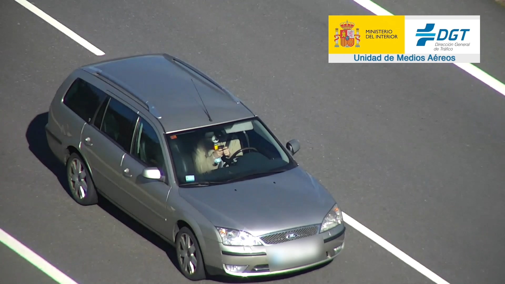 超高畫質的伸縮鏡頭能直接拍到車內駕駛的違規行為，包含邊開車邊用手機等